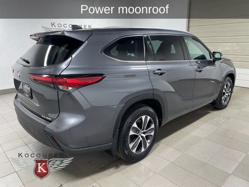 Used 2022 Toyota Highlander XLE AWD/4WD image 7