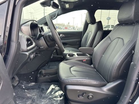 New 2026 Chrysler Pacifica Select image 4
