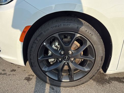 Used 2025 Chrysler Pacifica Limited FWD image 16