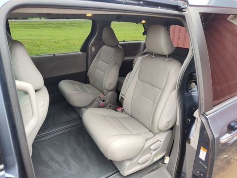 Used 2015 Toyota Sienna XLE w/ XLE Navigation Package FWD image 6