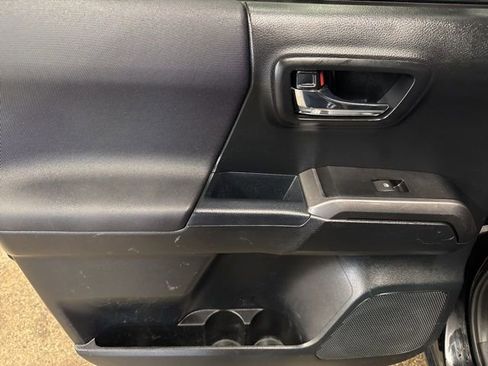 Used 2017 Toyota Tacoma TRD Sport w/ Tow Package AWD/4WD image 20