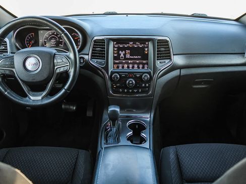 Used 2018 Jeep Grand Cherokee Laredo image 12