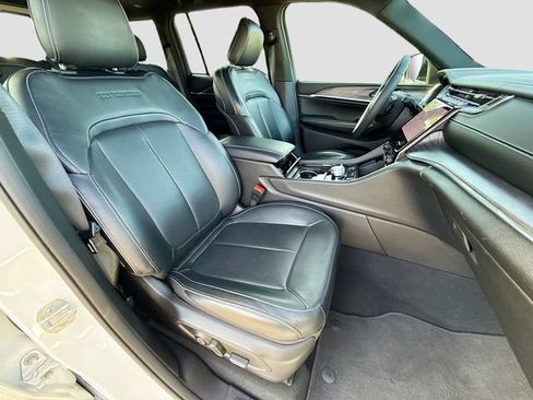 Used 2025 Jeep Grand Cherokee Overland AWD/4WD image 31