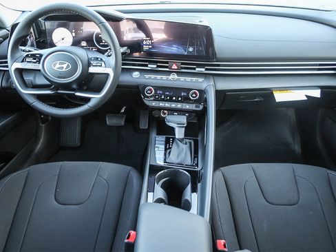 New 2025 Hyundai Elantra SEL image 17