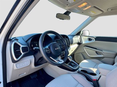 Used 2023 Kia Soul LX image 9