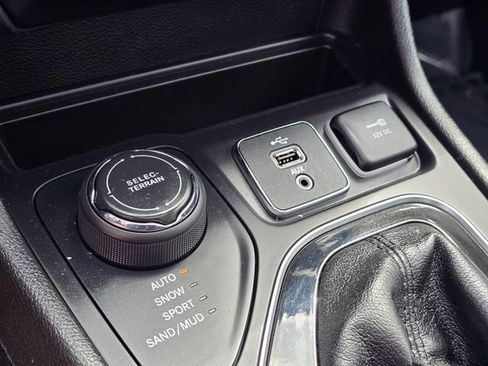 Used 2019 Jeep Cherokee Limited AWD/4WD image 23