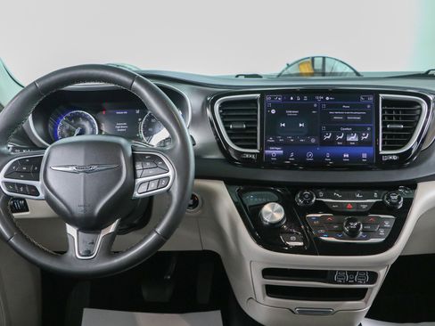Used 2024 Chrysler Pacifica Touring-L FWD image 17