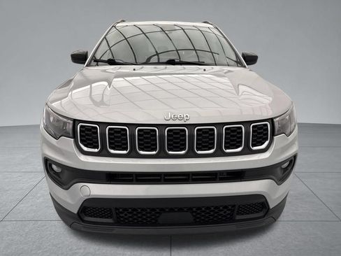 Used 2024 Jeep Compass Latitude AWD/4WD image 2