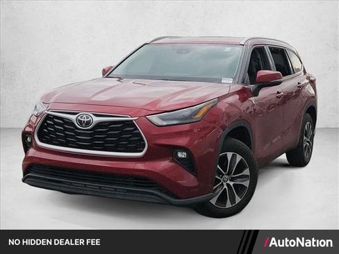 Used 2022 Toyota Highlander XLE FWD image 1