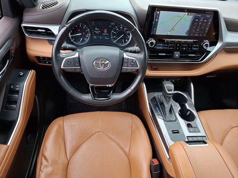 Used 2021 Toyota Highlander Platinum FWD image 11