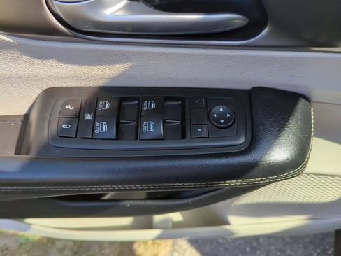 Used 2022 Chrysler Pacifica Touring-L w/ Uconnect Theater Family Group FWD image 14