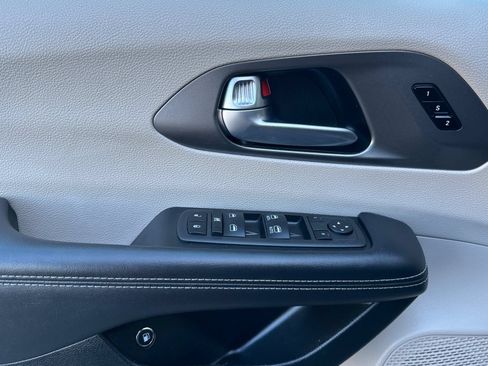 Used 2024 Chrysler Pacifica Limited FWD image 13