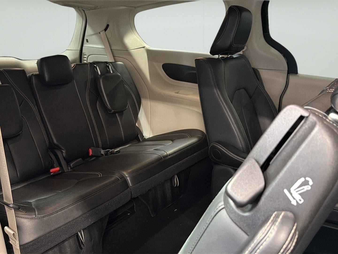 Used 2024 Chrysler Pacifica Limited FWD image 16