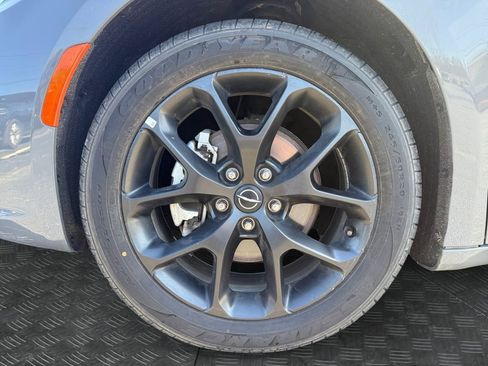 Used 2025 Chrysler Pacifica Limited image 20