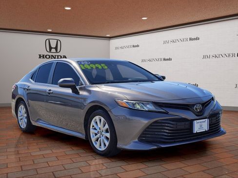 Used 2020 Toyota Camry LE image 5
