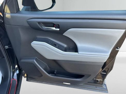 Used 2022 Toyota Highlander XLE image 13