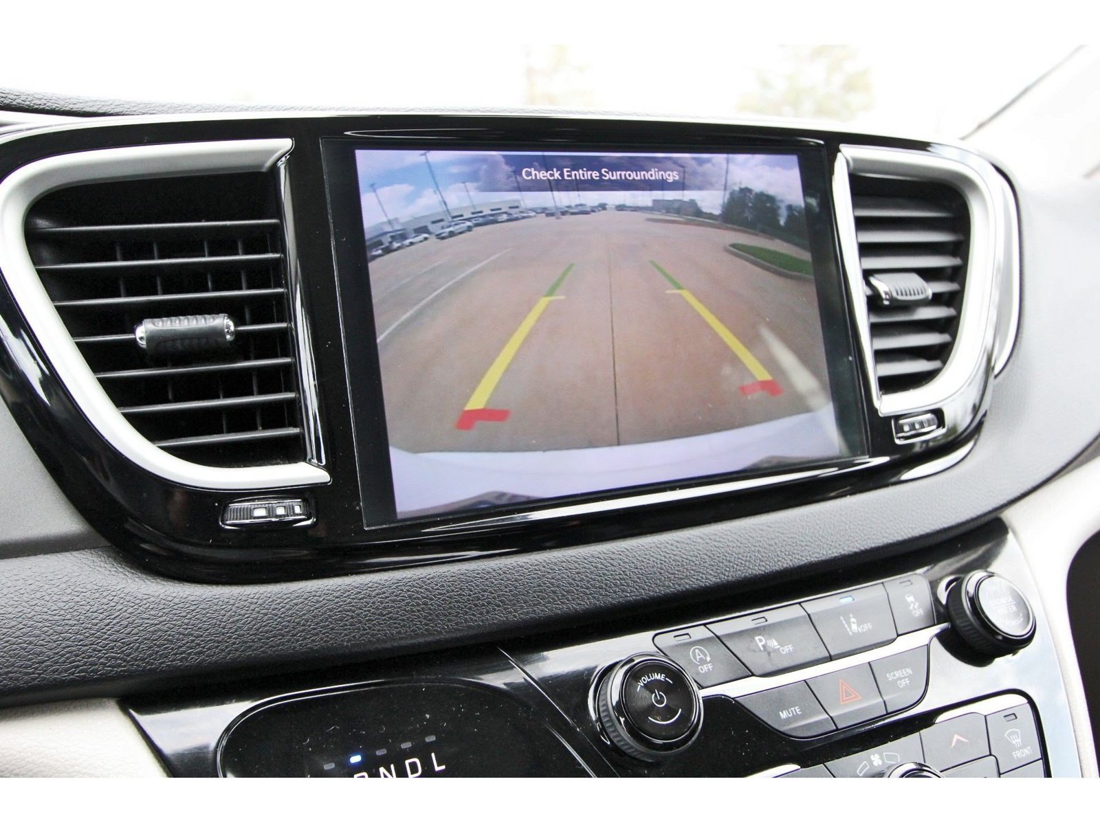 Used 2024 Chrysler Pacifica Touring-L FWD image 26