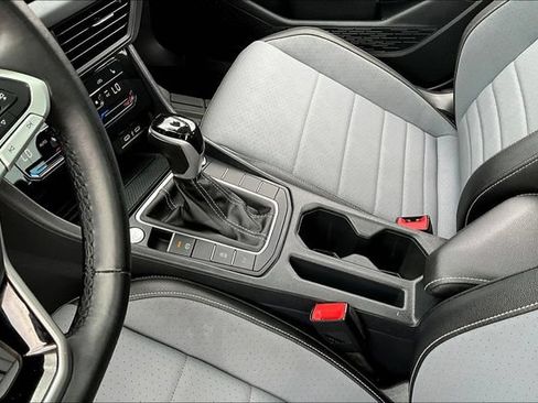 Used 2025 Volkswagen Jetta SE FWD image 16