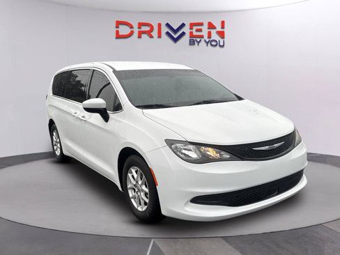Used 2022 Chrysler Voyager LX FWD image 1