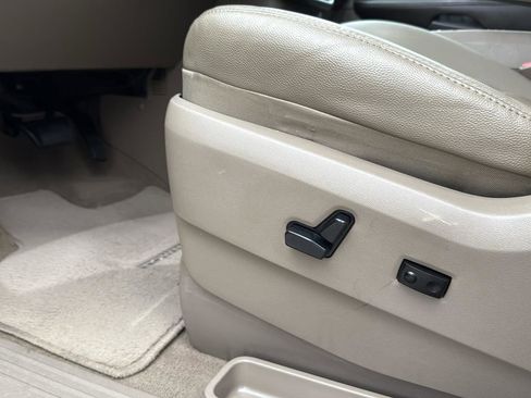 Used 2016 Chrysler Town & Country Touring image 11