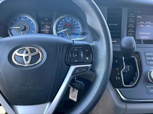 Used 2018 Toyota Sienna LE FWD image 24