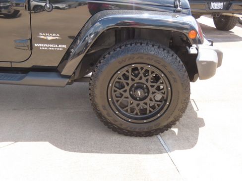 Used 2015 Jeep Wrangler Unlimited Sahara w/ Connectivity Group AWD/4WD image 9