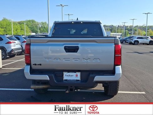 Certified 2024 Toyota Tacoma TRD Off-Road AWD/4WD image 5
