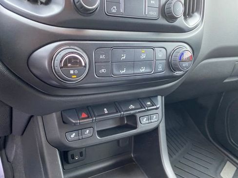 Used 2022 Chevrolet Colorado LT w/ Luxury Package image 12