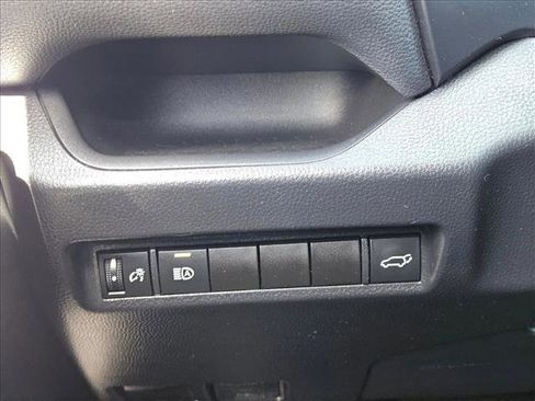 Used 2021 Toyota RAV4 XLE w/ Convenience Package FWD image 17