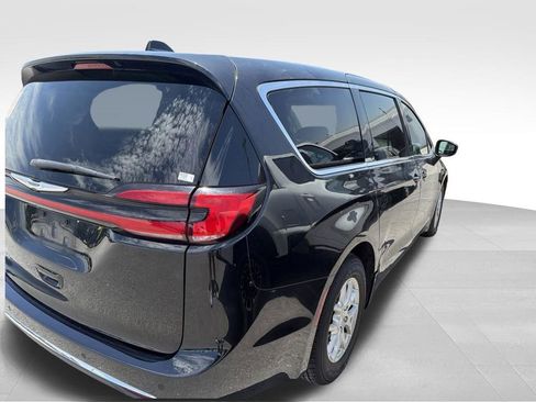 Used 2023 Chrysler Pacifica Touring-L FWD image 21