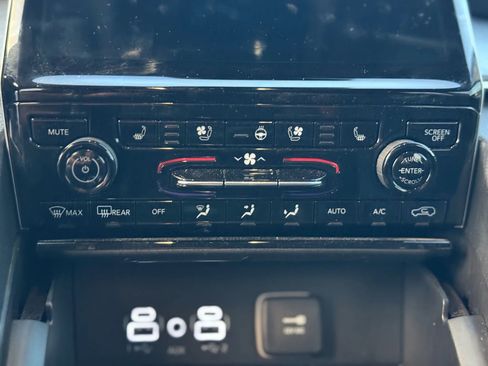 Used 2023 Jeep Grand Cherokee Limited w/ Luxury Tech Group II image 18