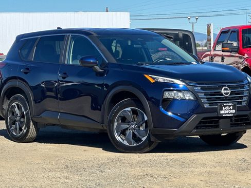 Used 2025 Nissan Rogue SV AWD/4WD image 2