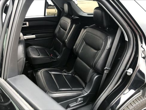Used 2021 Ford Explorer XLT AWD/4WD image 18