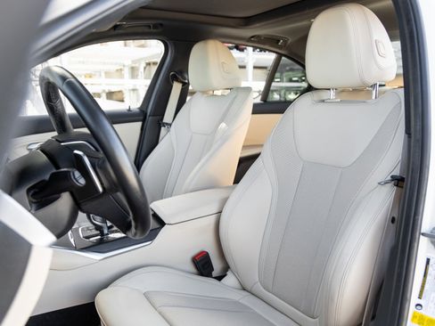 Used 2022 BMW 330i Sedan w/ Premium Package image 5