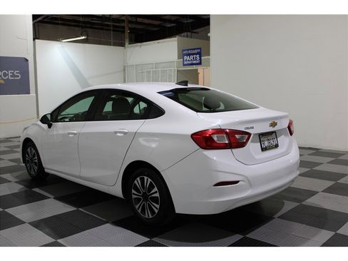 Used 2019 Chevrolet Cruze Sedan image 6