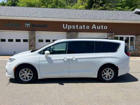 Used 2022 Chrysler Pacifica Touring-L FWD image 8