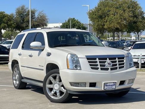 Used 2013 Cadillac Escalade AWD image 2
