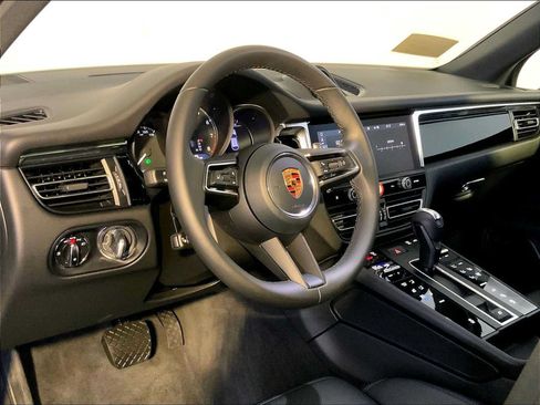 Certified 2026 Porsche Macan AWD/4WD image 4