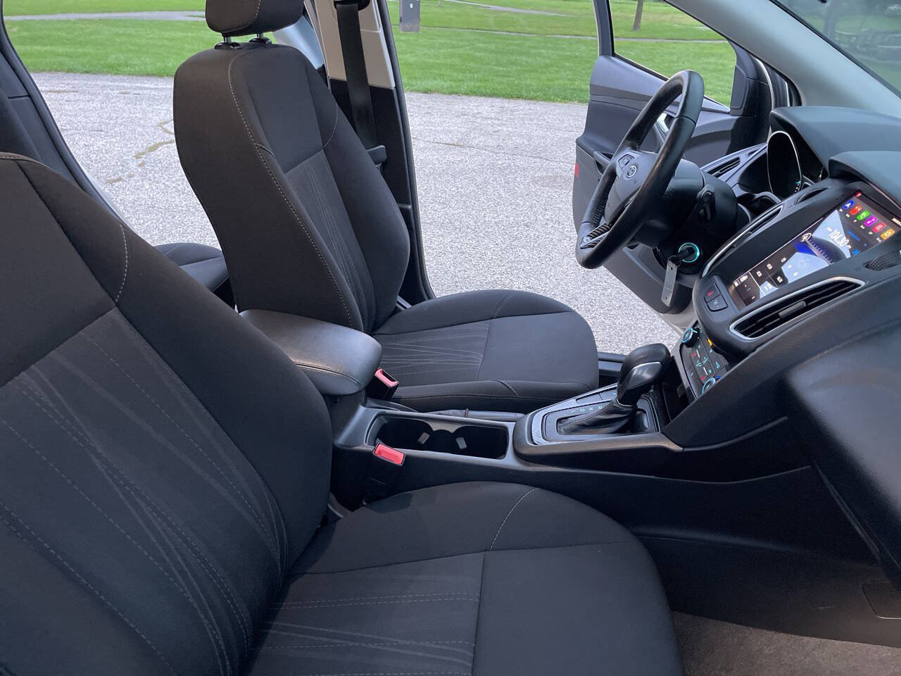 Used 2018 Ford Focus SE w/ Cold Weather Package FWD image 11