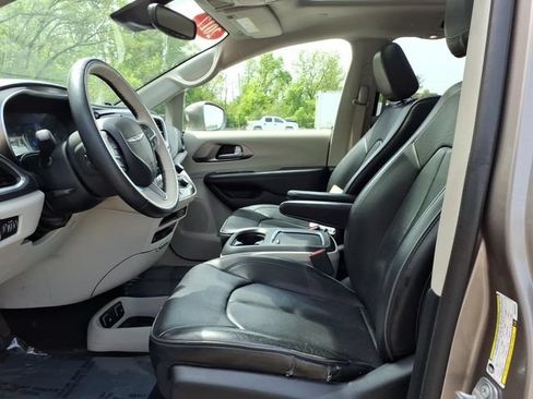 Used 2017 Chrysler Pacifica Limited FWD image 19