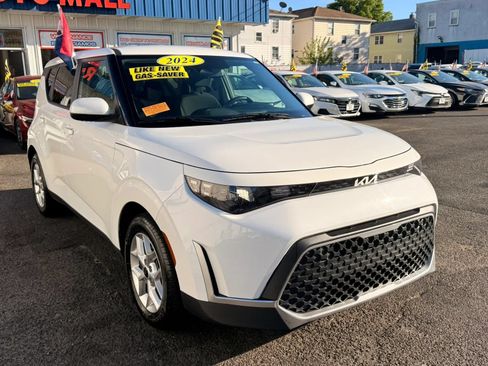 Used 2024 Kia Soul LX w/ Option Group 015 FWD image 2