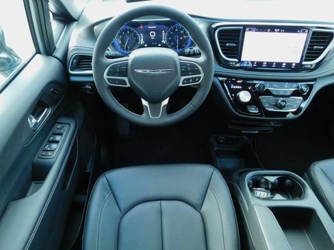 New 2026 Chrysler Pacifica Select FWD image 6