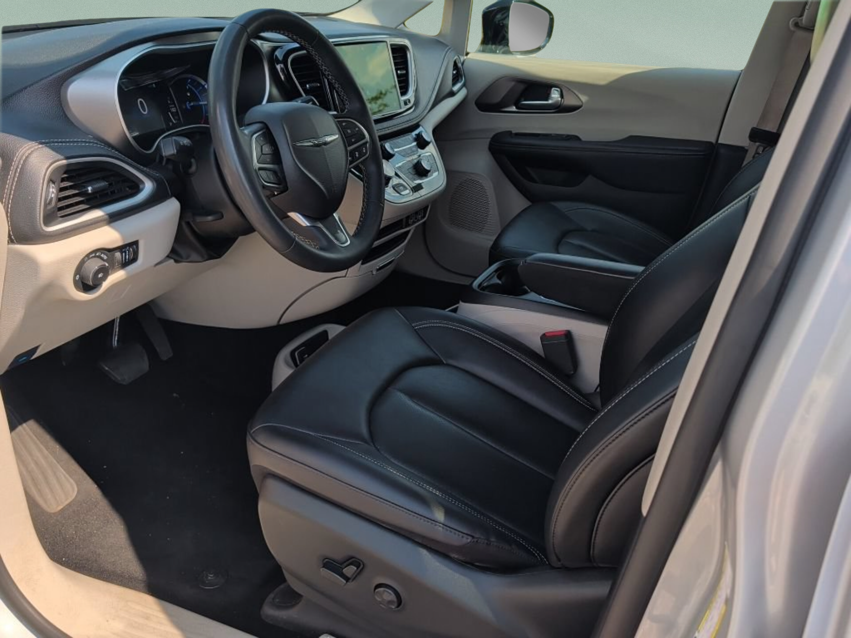 Used 2024 Chrysler Pacifica Limited FWD image 40