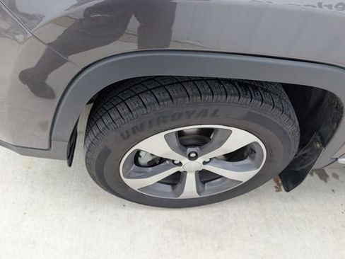 Used 2019 Jeep Cherokee Limited image 7