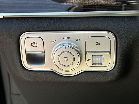 Used 2025 Mercedes-Benz GLE 450e 4MATIC w/ Driver Assistance Package image 17