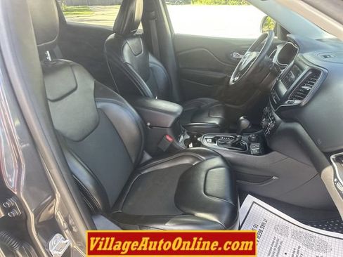 Used 2019 Jeep Cherokee Latitude Plus AWD/4WD image 41