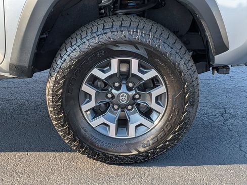Used 2022 Toyota Tacoma TRD Off-Road AWD/4WD image 11