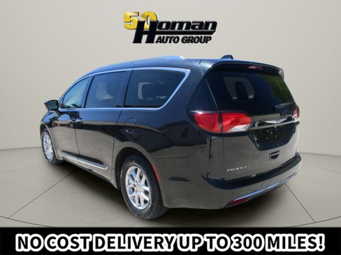 Used 2020 Chrysler Pacifica Touring-L FWD image 3