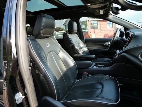 Used 2025 Chrysler Pacifica Limited FWD image 12
