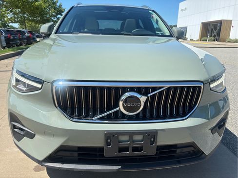 Used 2023 Volvo XC40 B5 Plus w/ Protection Package Premier AWD/4WD image 4